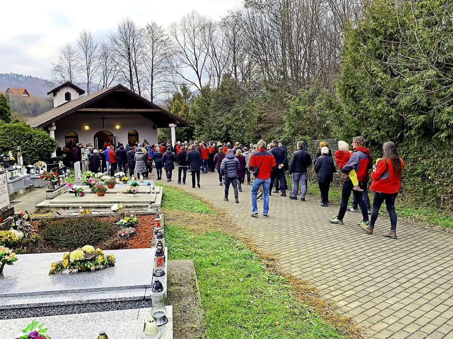 Posledné zbohom prišli dať svojmu parťákovi aj horolezci. Tí sa obliekli do červených búnd.