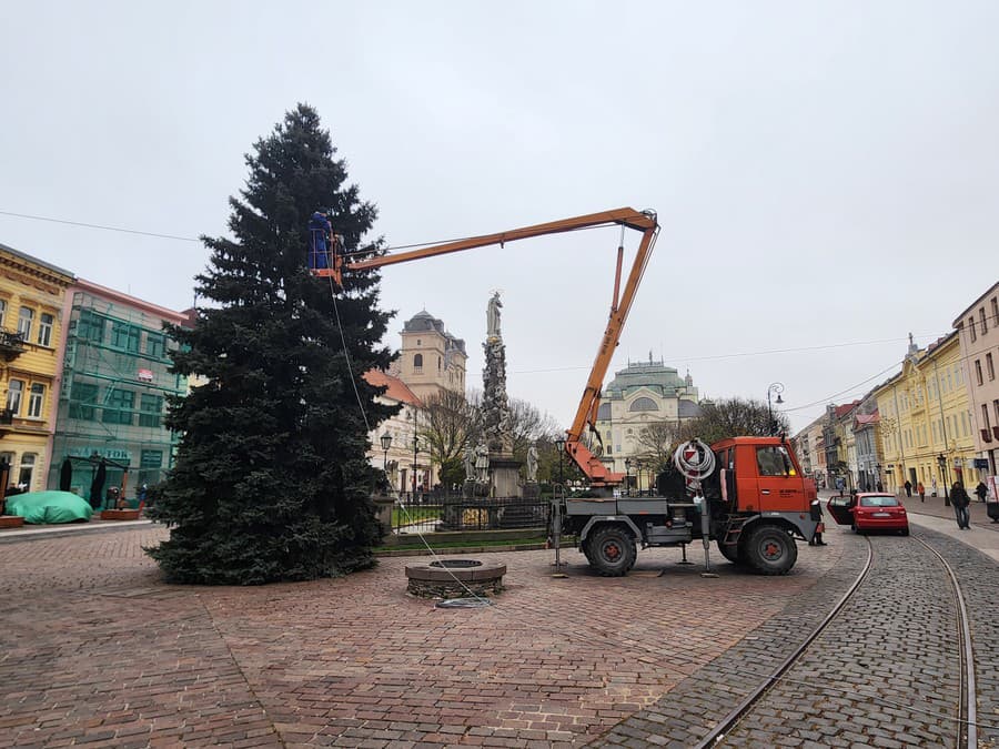 Stromček rozsvietia v prvý decembrový deň. 