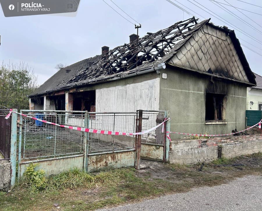 Pri požiari rodinného domu v obci Holiare zahynuli dvaja ľudia.