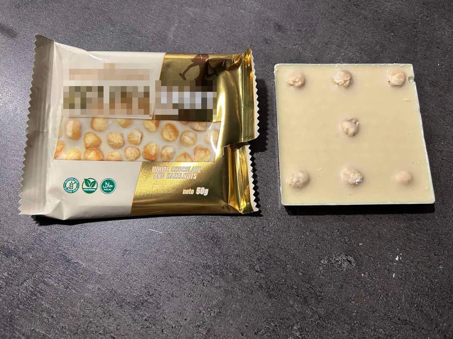 Slováci sa pobavili na čokoláde s vtipne rozloženými lieskovými orieškami.