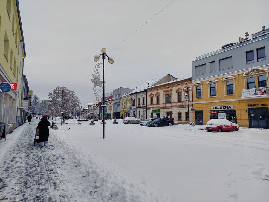 Popradčania sa zobudili do bieleho rána, v meste napadlo niekoľko centimetrov snehu.