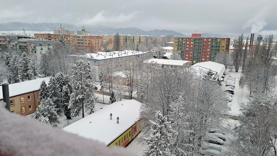 Popradčania sa zobudili do bieleho rána, v meste napadlo niekoľko centimetrov snehu.
