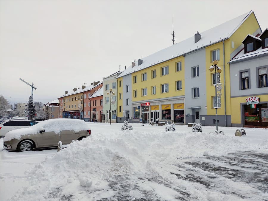 Popradčania sa zobudili do bieleho rána, v meste napadlo niekoľko centimetrov snehu.