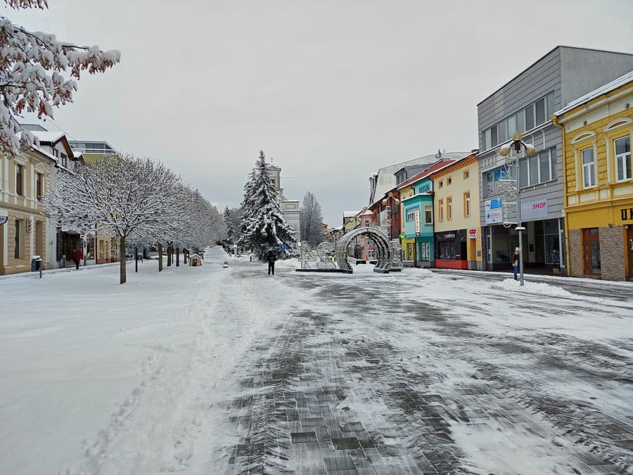 Popradčania sa zobudili do bieleho rána, v meste napadlo niekoľko centimetrov snehu.