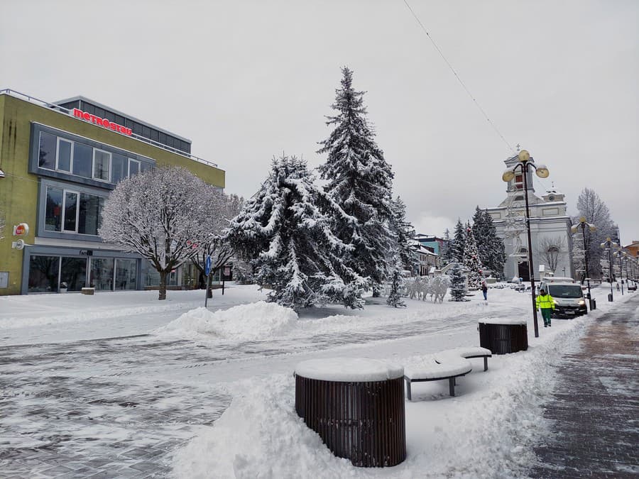 Popradčania sa zobudili do bieleho rána, v meste napadlo niekoľko centimetrov snehu.