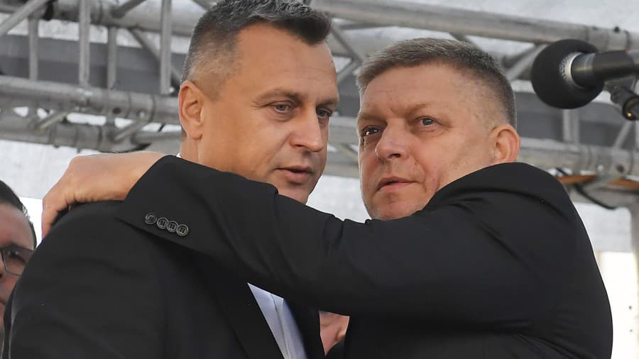 Na snímke zľava predseda SNS Andrej Danko a predseda strany Smer-SD Robert Fico.