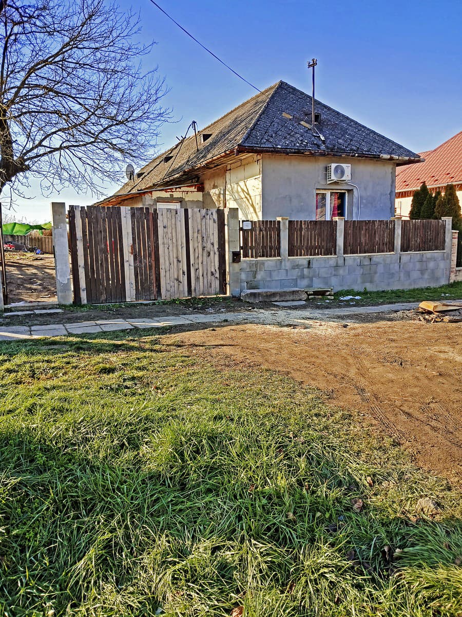 Rodina žije v tomto dome.