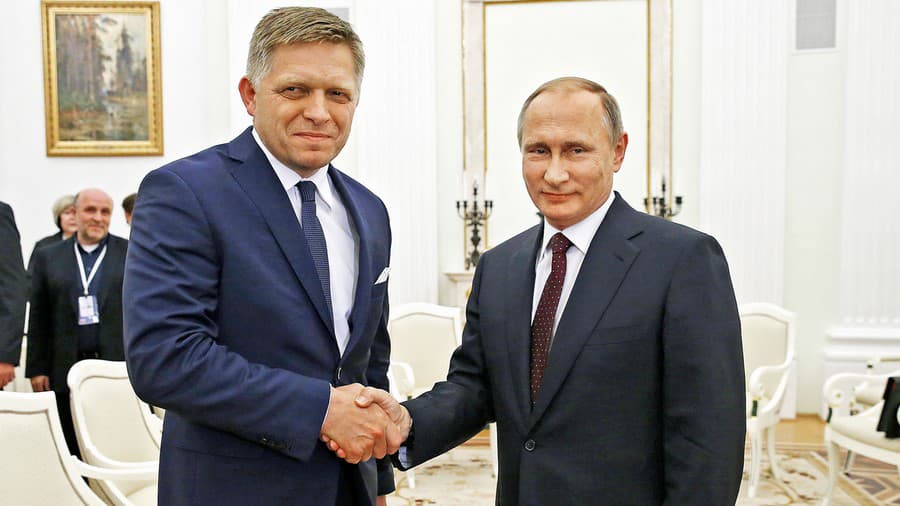 Robert Fico (vľavo) na