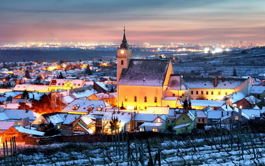 Zasnežené strechy Svätého Jura.