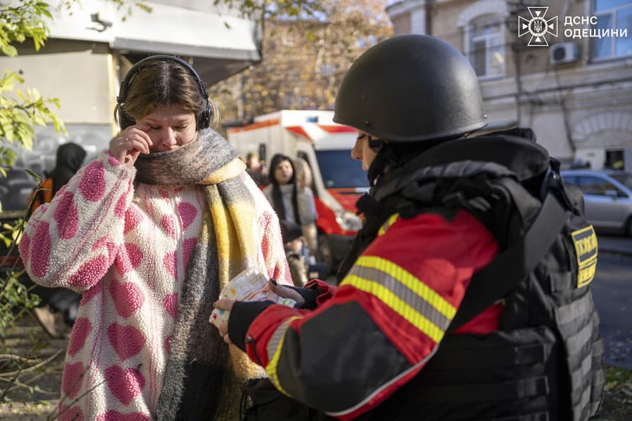 Zdravotníčka poskytuje pomoc žene