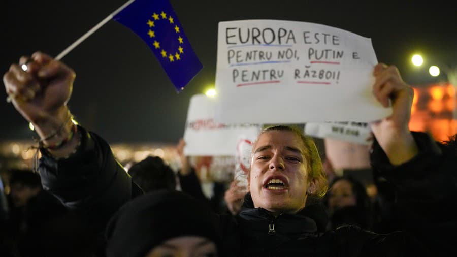 Mladí ľudia protestujú proti