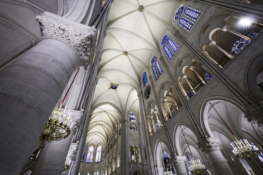 Fotografia zrekonštruovanej katedrály Notre-Dame.