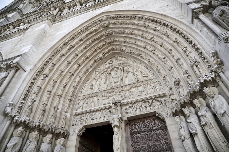 Fotografia zrekonštruovanej katedrály Notre-Dame.