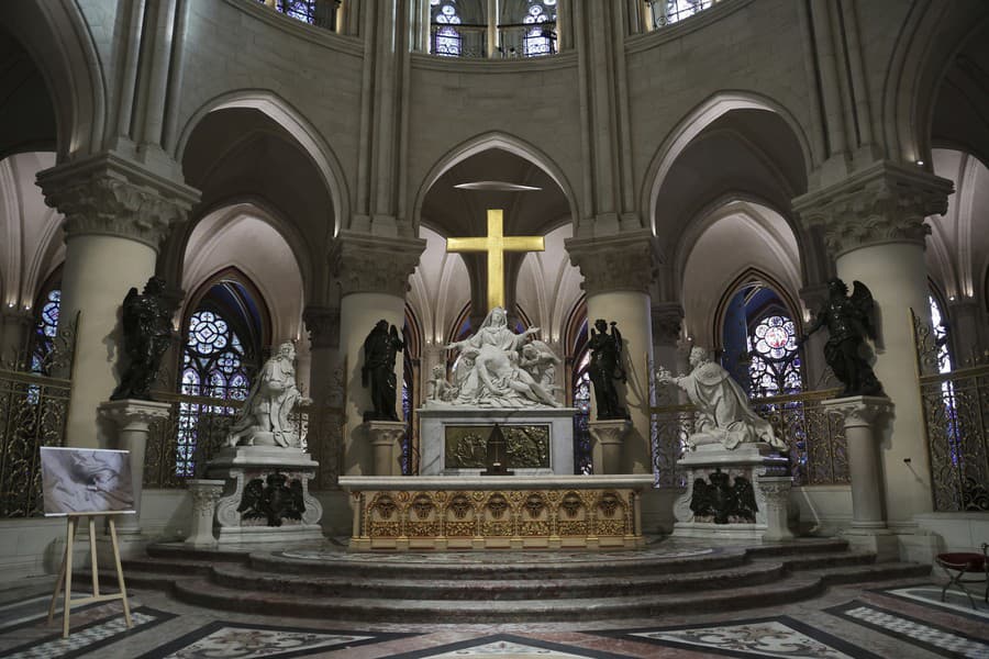 Fotografia zrekonštruovanej katedrály Notre-Dame.