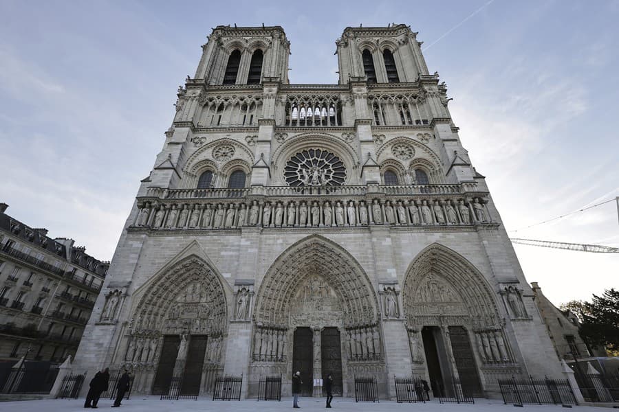 Fotografia zrekonštruovanej katedrály Notre-Dame.