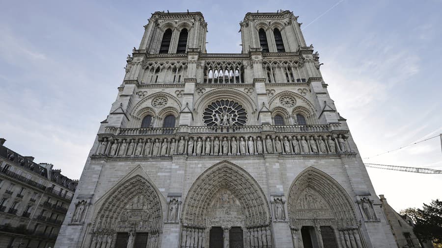 Fotografia zrekonštruovanej katedrály Notre-Dame.