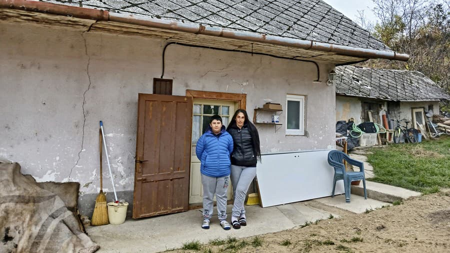 Čitatelia Nového Času pomohli rodine dať skromný príbytok dokopy a mama so synom ho udržiavajú, ako len vedia.