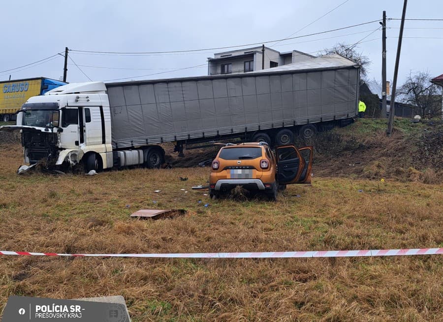 Pri nehode zahynul vodič osobného auta.