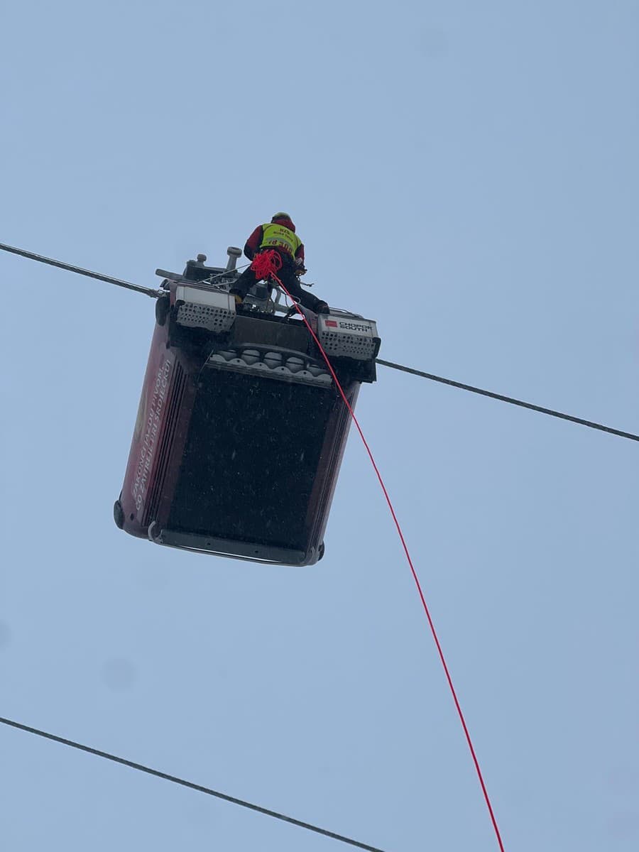 Horskí záchranári evakuovali lyžiarov z kabínkovej lanovky na južnej strane Chopku.