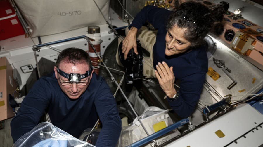 Astronauti Barry Wilmore a Sunita Williams kontrolujú bezpečnostné vybavenie na palube Medzinárodnej vesmírnej stanice (ISS).