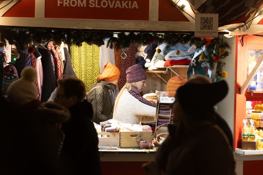 Veronika Paulovičová predáva na