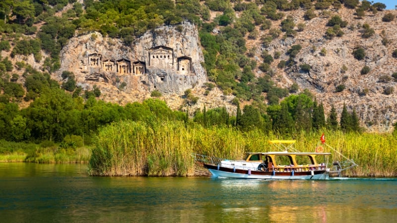 Počas plavby na rieke Dalyan budete mať výhľad na Lýkijské skalné hrobky. 