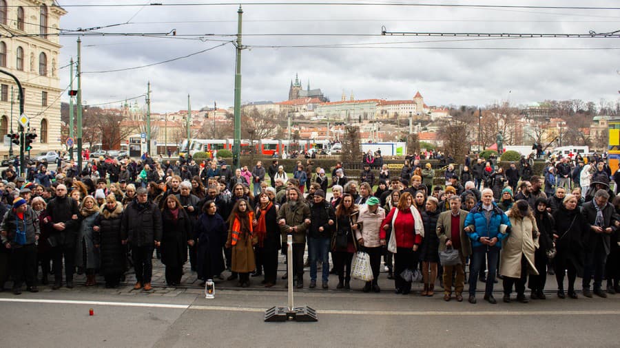 Pietny pochod pred fakultou.