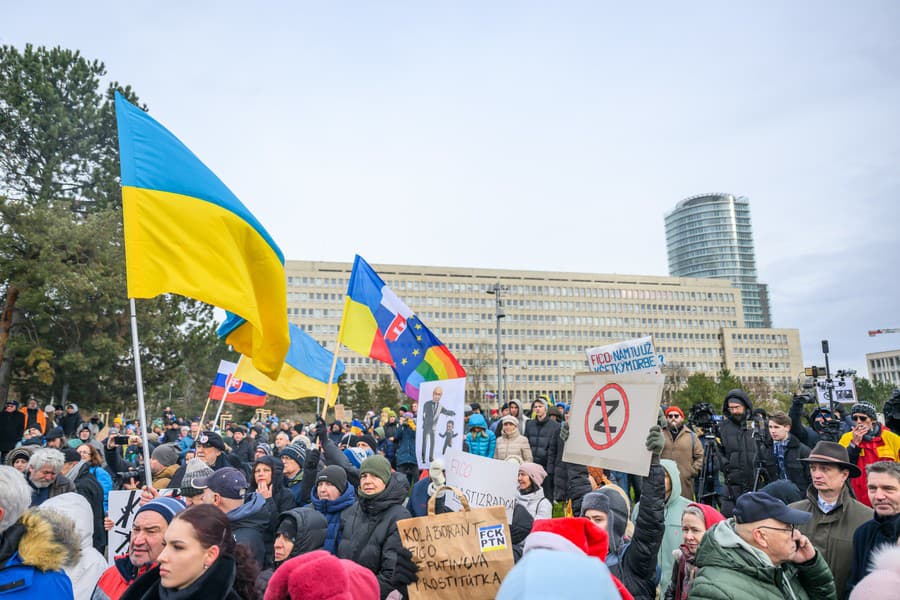 Na snímke protest proti