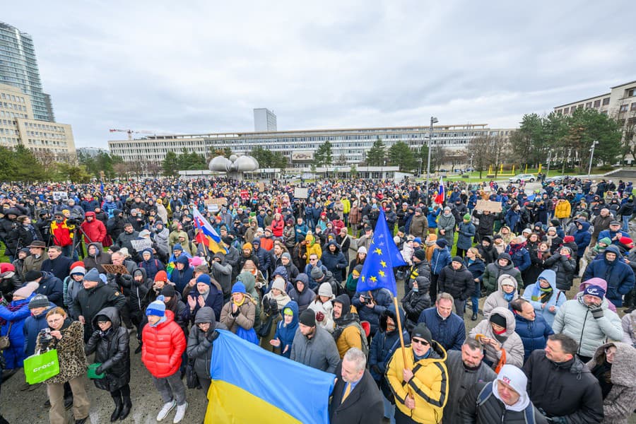 Na snímke protest proti