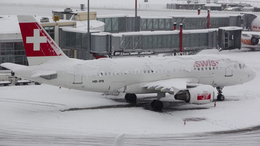 Lietadlo švajčiarskych aerolínií núdzovo