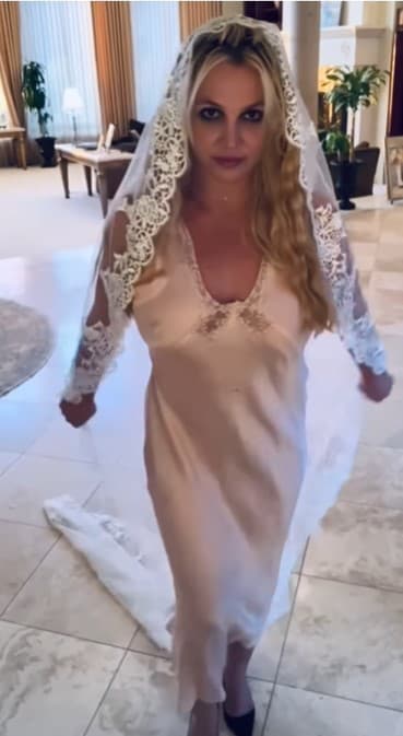 Britney Spears na svojom Instagrame zverejňuje šteklivé fotky a videá. 