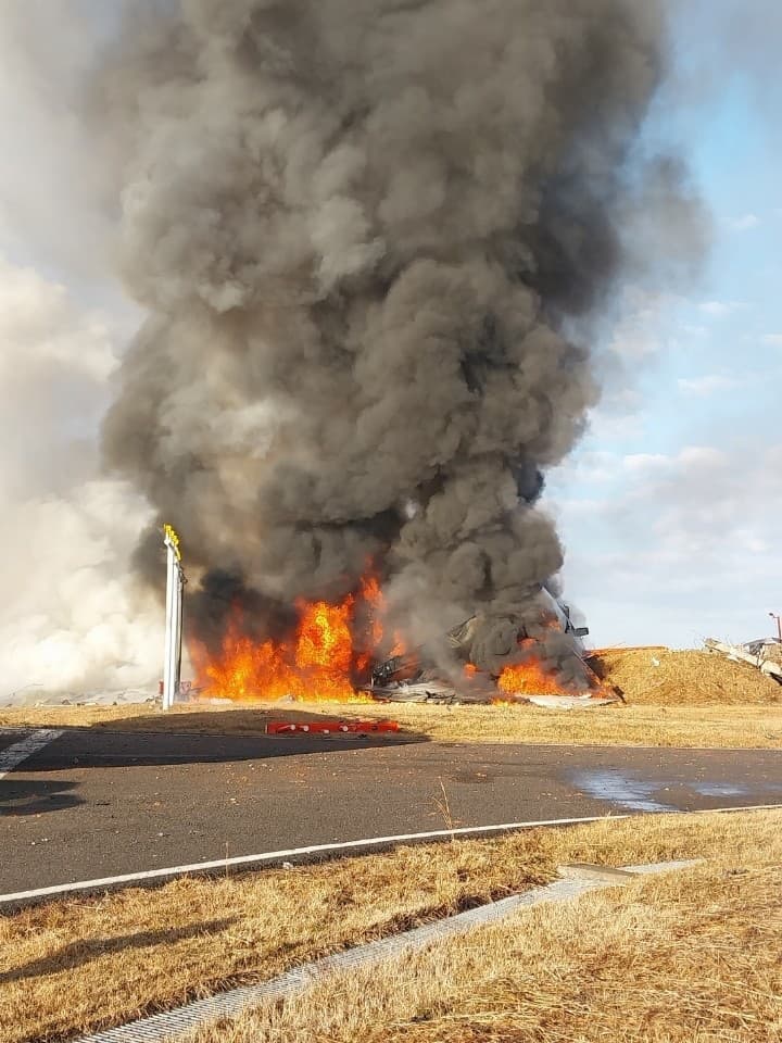 Lietadlo po náraze explodovalo.