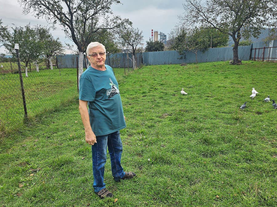 Július (71) tvrdí, že sa boja jesť zeleninu z vlastnej záhradky. 