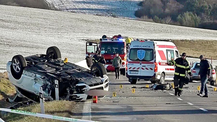 Auto manželov zdemoloval náraz.