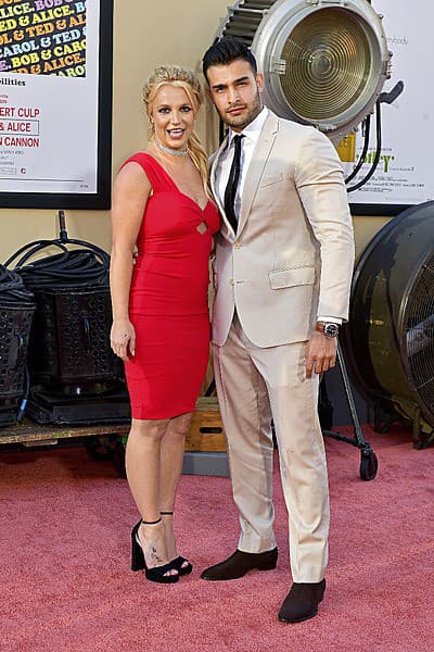 Britney Spears (43) Sam Asghari (30)