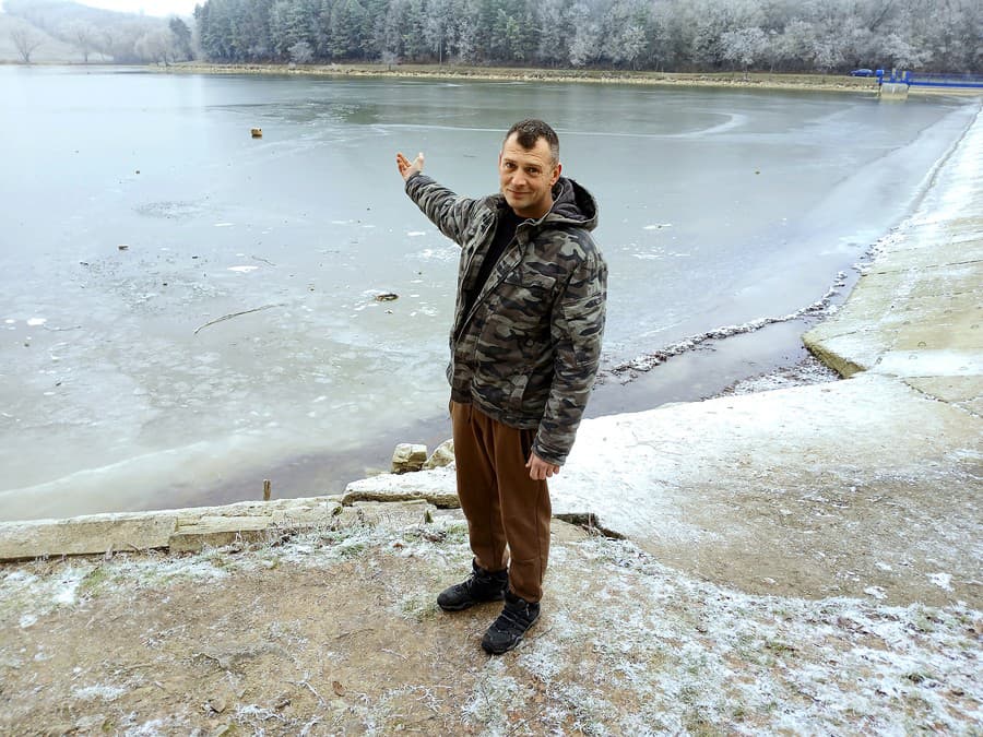 Miloš (36) ukazuje na miesto, odkiaľ sa vydal na pomoc dvojici školákov.