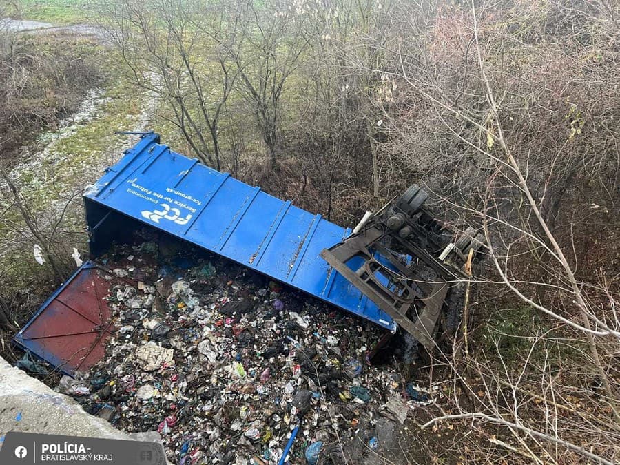 Na diaľnici D1 v smere z Trnavy do Bratislavy došlo k dopravnej nehode vozidla prevážajúceho smeti.