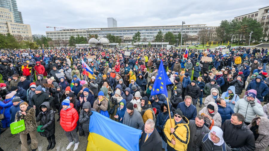 Na snímke protest proti