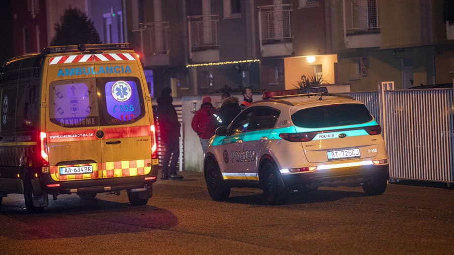 Podľa doposiaľ zistených informácií mal Vladimír ešte v doobedných hodinách bodnúť svoju manželku Slávku († 49) do hrude. 