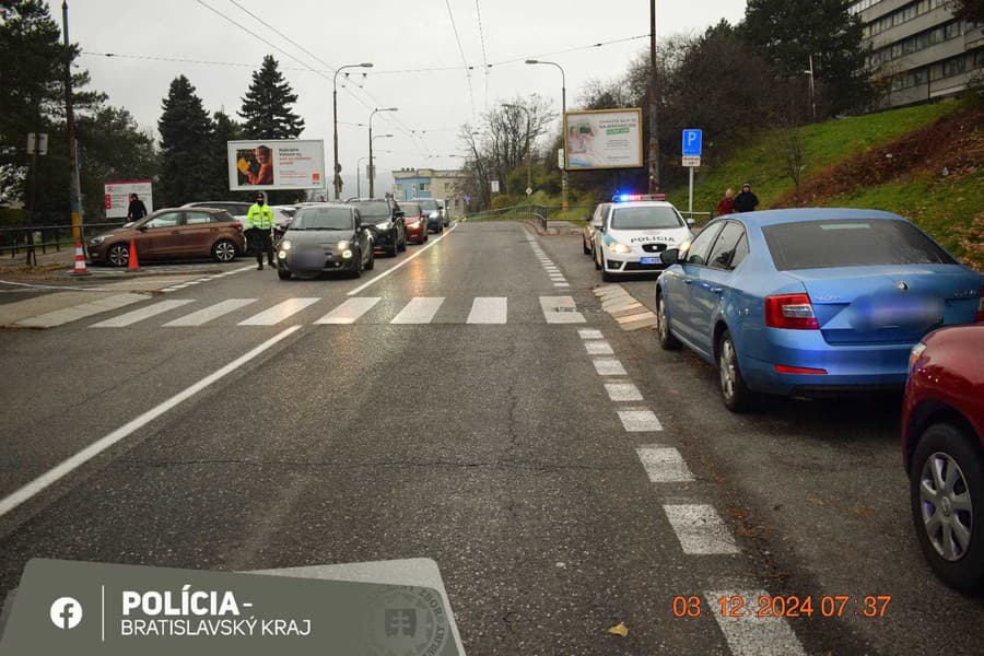 Polícia hľadá svedkov nehody auta s chodcom, ktorá sa stala v Bratislave.