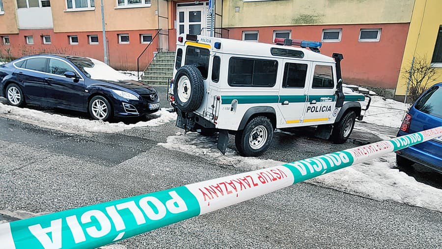 Policajti okolie bytovky opáskovali.