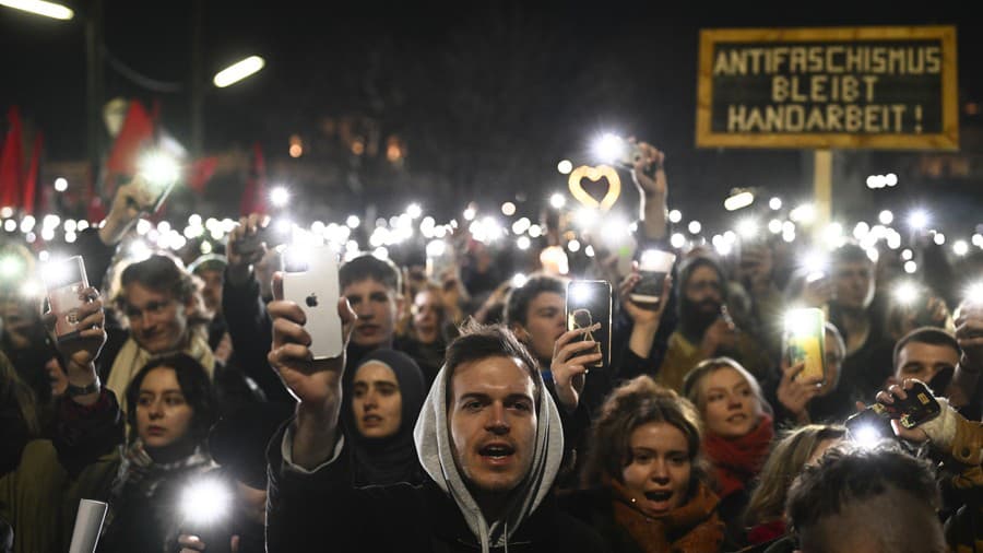 Desaťtisíce ľudí demonštrovali proti