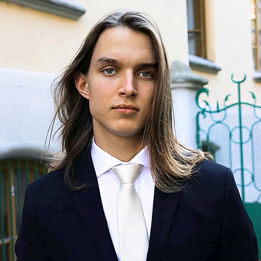 Jedni Simona Omaníka zatracujú,