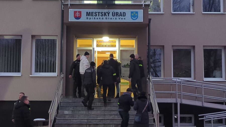 Na miesto nešťastia prišli aj ministri Drucker a Šutaj Eštok.