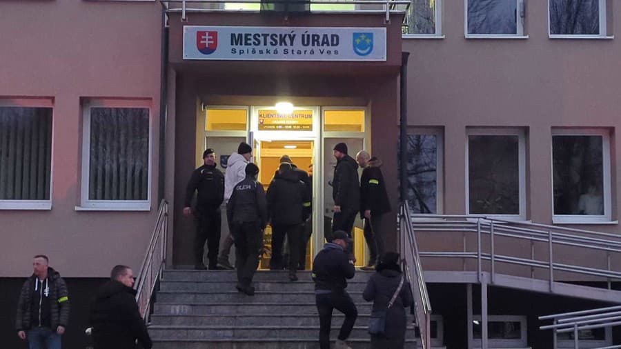Na miesto nešťastia prišli aj ministri Drucker a Šutaj Eštok.