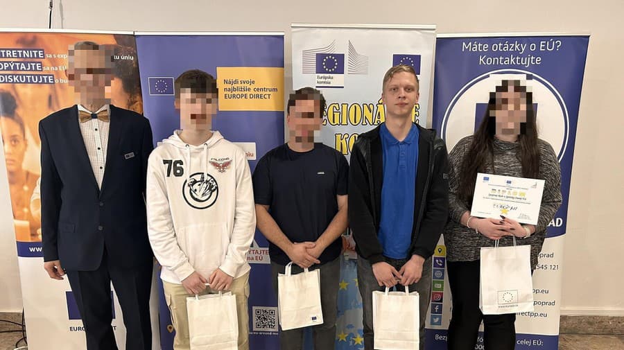 Samuel so svojím tímom na súťaži Mladý Európan. 