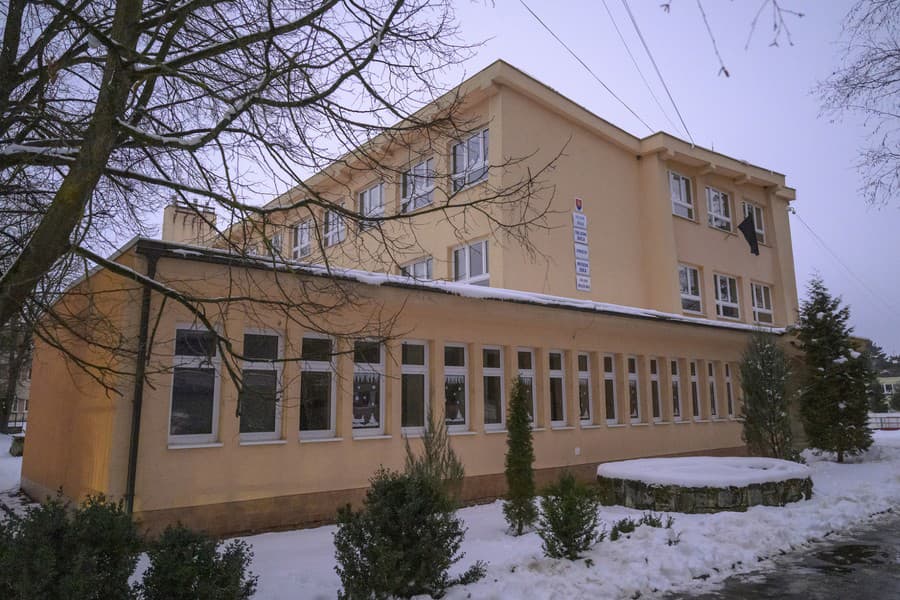 Na snímke čierna vlajka veje na jednej zo školských budov po útoku nožom na gymnáziu v meste Spišská Stará Ves (okres Kežmarok) vo štvrtok 16. januára 2025.