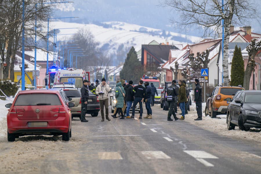 Na snímke príslušníci záchranných zložiek zasahujú po útoku nožom pred budovou gymnázia (nie je na snímke) v meste Spišská Stará Ves (okres Kežmarok) vo štvrtok 16. januára 2025.