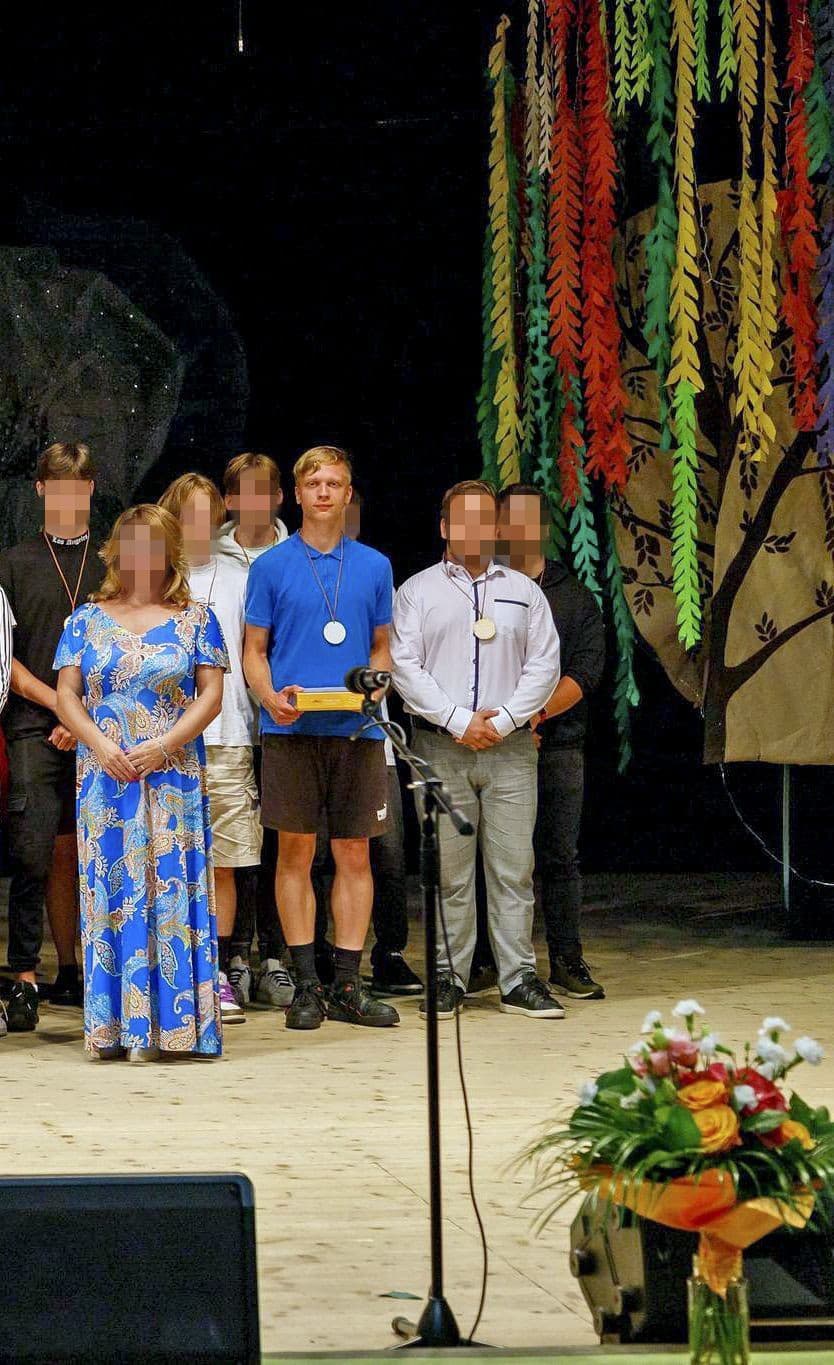 Na fotografii stojí Samuel (v modrom tričku) vedľa učiteľky (modré šaty), ktorú mal zabiť.