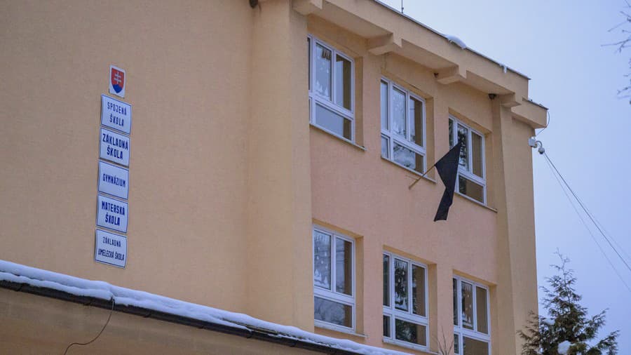 Na snímke čierna vlajka veje na jednej zo školských budov po útoku nožom na gymnáziu v meste Spišská Stará Ves (okres Kežmarok) vo štvrtok 16. januára 2025.